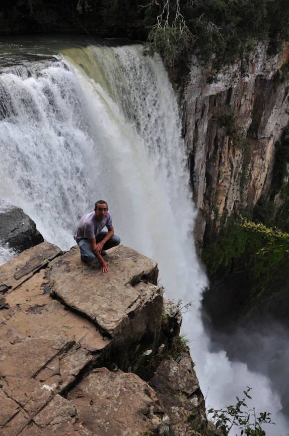 O melhor ponto para se observar o rio desabando 85 metros com enorme força, no Salto São João, em Prudentópolis - PR